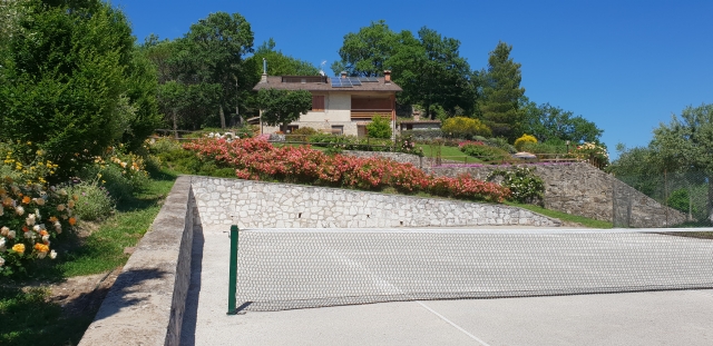 Vista sulla villa dal campo da tennis