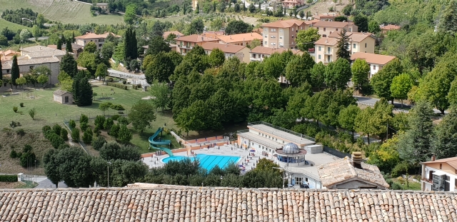 Vista panoramica sulla piscina pubblica.