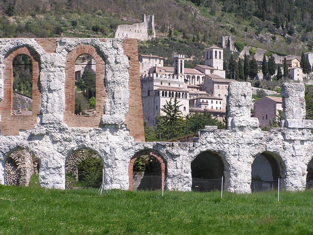 Vista di Palazzo dei Consoli dall´Anfiteatro Romano - Foto di Roberta Milleri