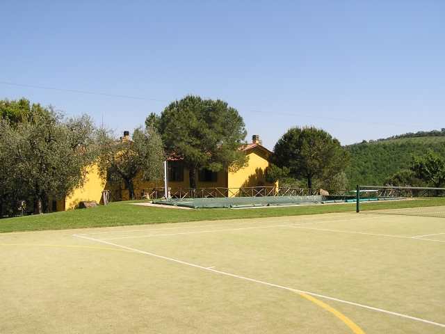 Il campo da tennis + la piscina  di Picchio 1 e 2