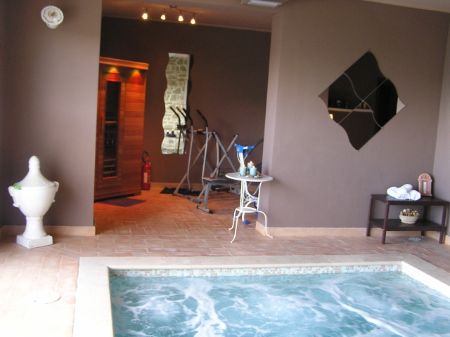 La piscina interna con idromassaggio e la sauna