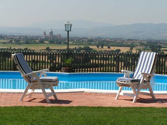 La vista dalla piscina