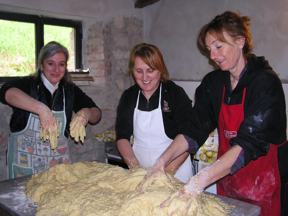 La preparazione dellimpasto a mano.