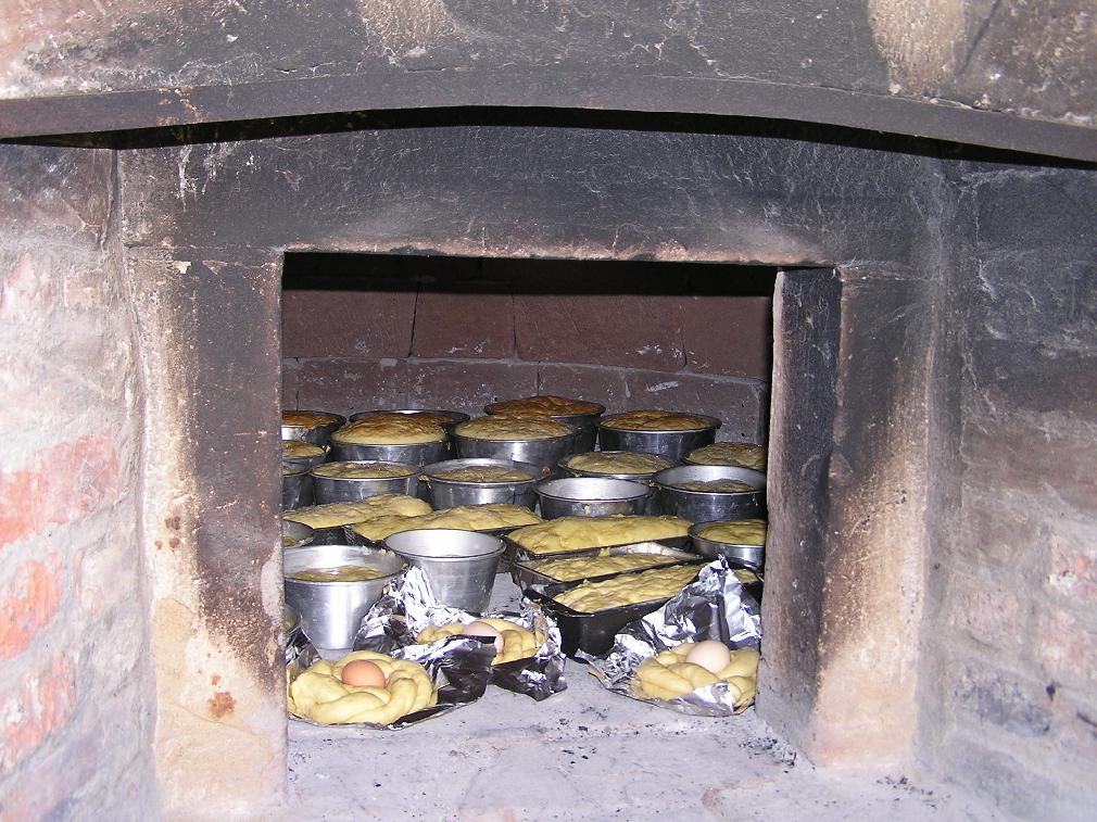 Cottura in forno a legna della Torta di Pasqua.