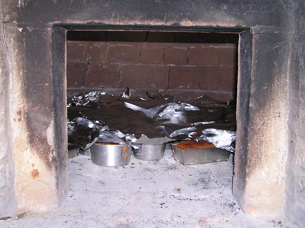 Cottura in forno a legna della Torta di Pasqua.