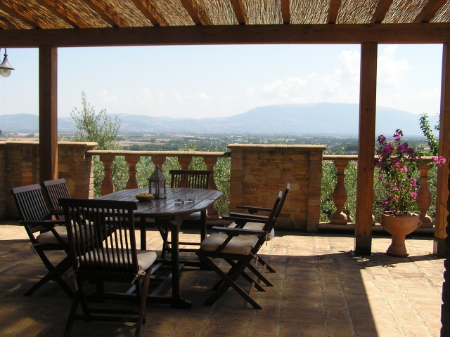 Il panorama su Assisi dal portico