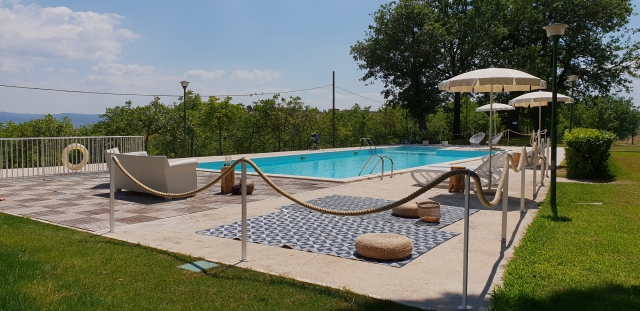 La piscina e il solarium