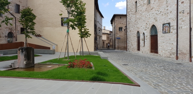 Vista sul vicolo dalla piazza principale.