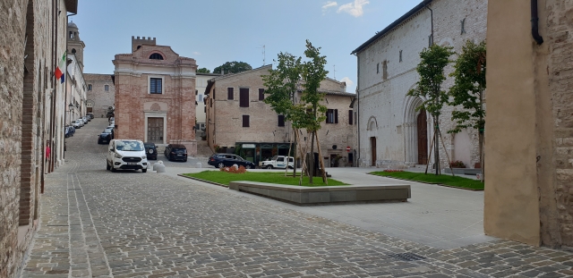 Vista sulla piazza principale dal vicolo.