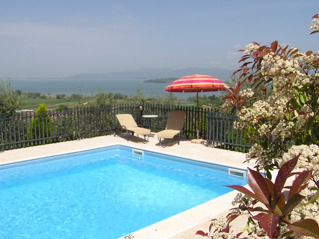 La piscina e il panorama sul Lago Trasimeno