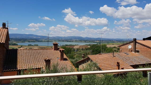 Vista sul Lago di Chiusi dal terrazzo del primo piano.