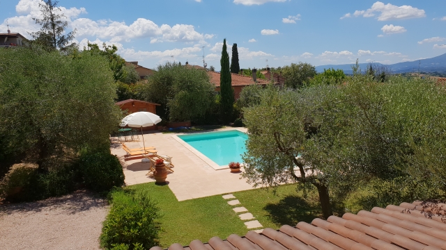 Vista sulla piscina dalla camera da letto.